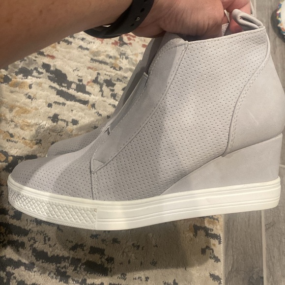 Brand new Vici wedge sneakers. Size 8.5 - Picture 3 of 5